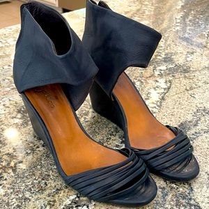 Women’s Black heals